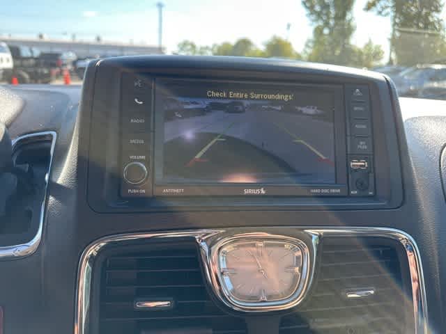 Thumbnail: 2016 Chrysler Town & Country - 8