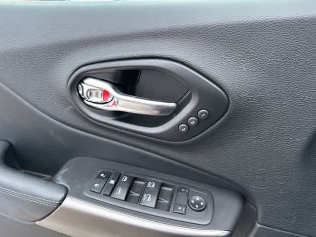 Thumbnail: 2021 Jeep Cherokee - 15