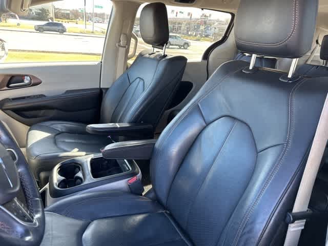 Thumbnail: 2018 Chrysler Pacifica - 3