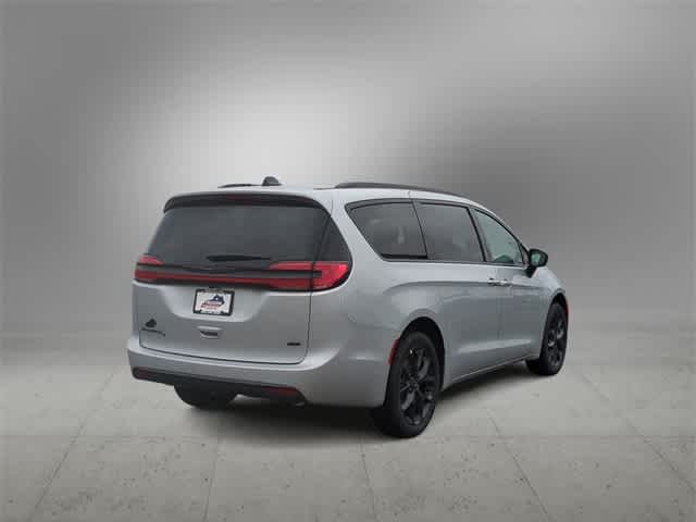 Thumbnail: 2026 Chrysler Pacifica - 8