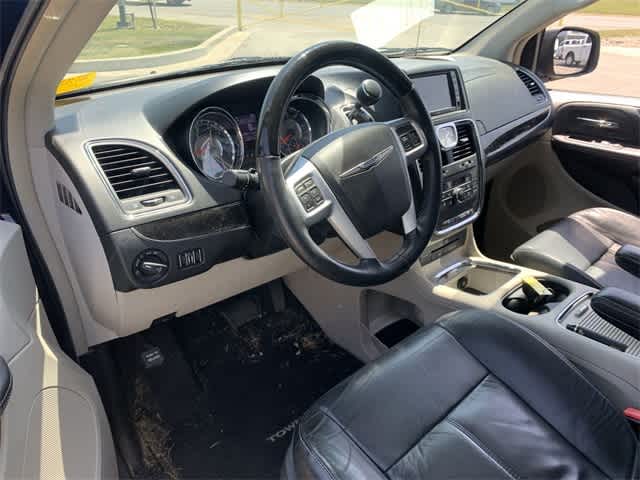 Thumbnail: 2014 Chrysler Town & Country - 6