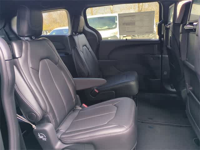 Thumbnail: 2026 Chrysler Pacifica - 21