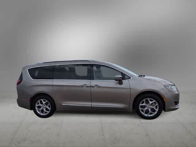 Thumbnail: 2018 Chrysler Pacifica - 9
