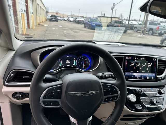 Thumbnail: 2023 Chrysler Pacifica - 6