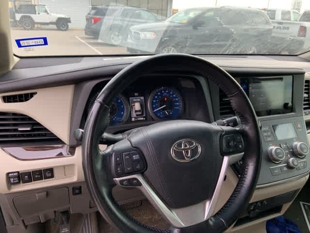 Thumbnail: 2016 Toyota Sienna - 4