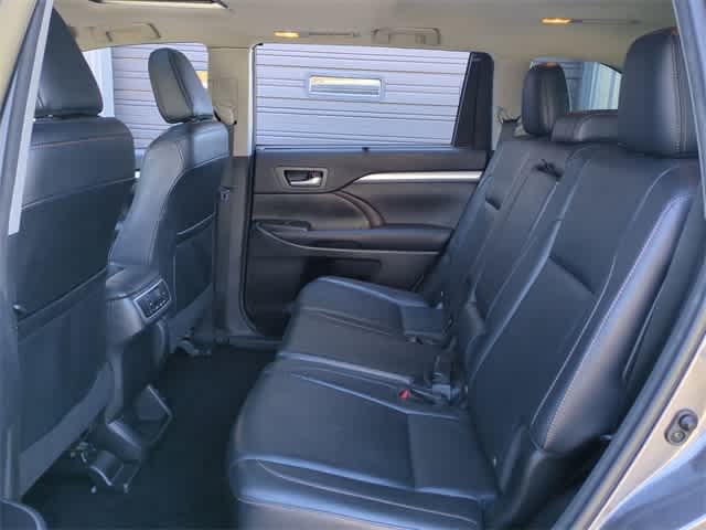 Thumbnail: 2016 Toyota Highlander - 21