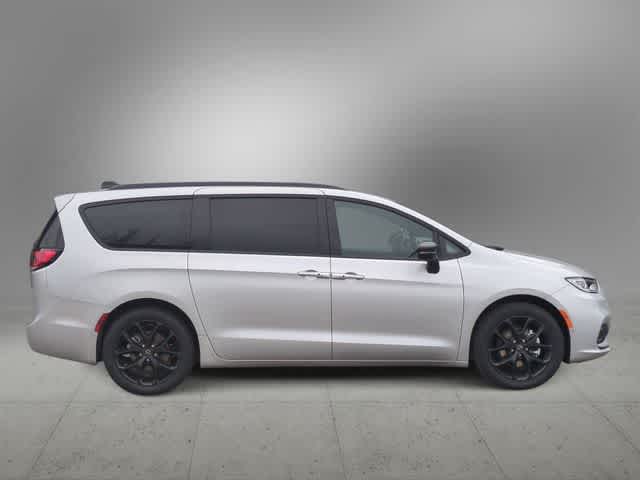 Thumbnail: 2026 Chrysler Pacifica - 9
