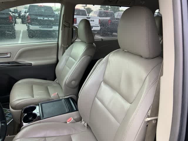Thumbnail: 2016 Toyota Sienna - 3