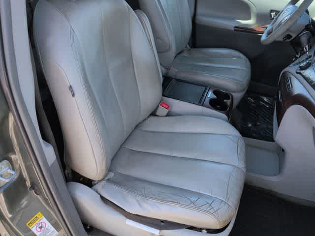 Thumbnail: 2014 Toyota Sienna - 22