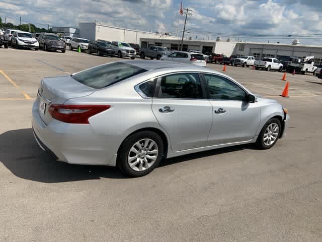 Thumbnail: 2018 Nissan Altima - 18