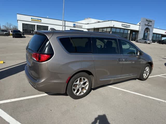 Thumbnail: 2018 Chrysler Pacifica - 18