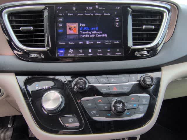 Thumbnail: 2018 Chrysler Pacifica - 27