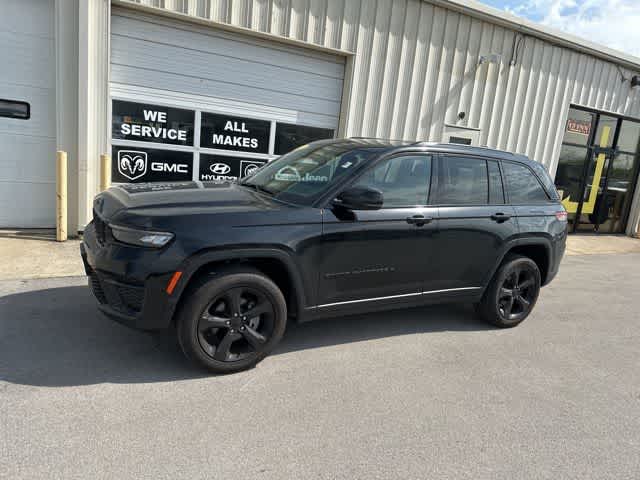 Thumbnail: 2023 Jeep Grand Cherokee - 16