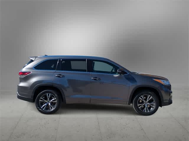 Thumbnail: 2016 Toyota Highlander - 9