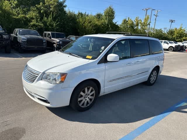 Thumbnail: 2016 Chrysler Town & Country - 17