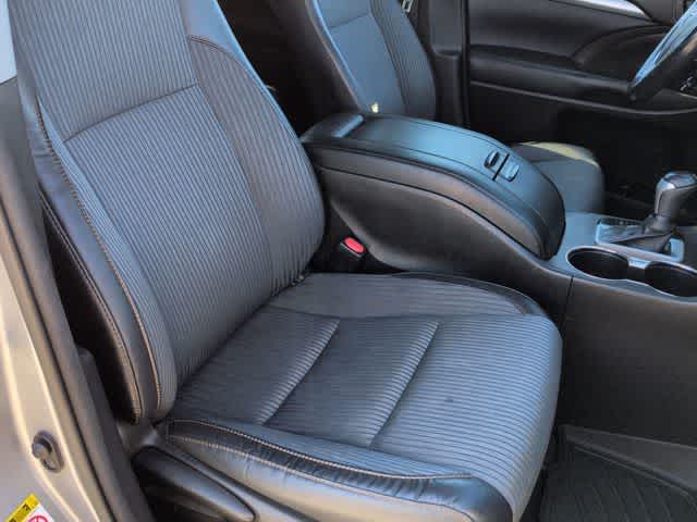 Thumbnail: 2016 Toyota Highlander - 21