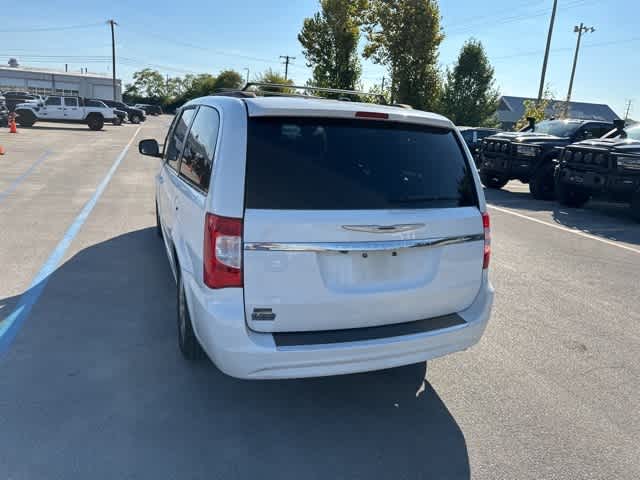 Thumbnail: 2016 Chrysler Town & Country - 23