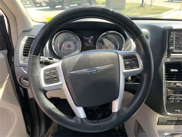 Thumbnail: 2014 Chrysler Town & Country - 15