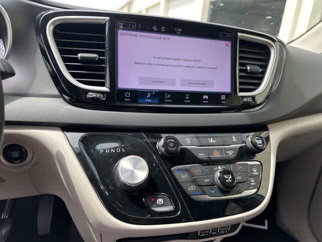 Thumbnail: 2022 Chrysler Pacifica - 9