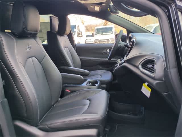 Thumbnail: 2026 Chrysler Pacifica - 22