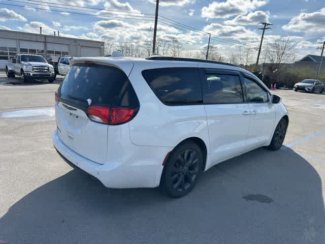 Thumbnail: 2018 Chrysler Pacifica - 17