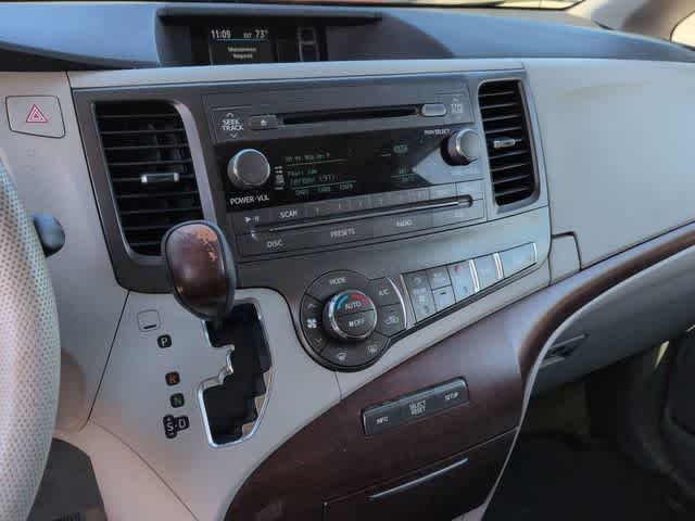 Thumbnail: 2014 Toyota Sienna - 28