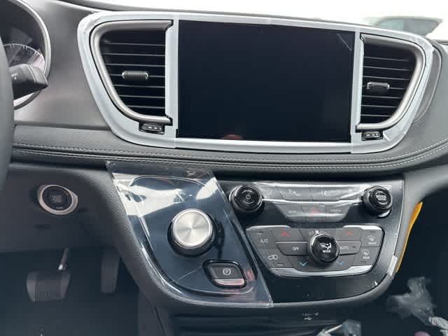 Thumbnail: 2026 Chrysler Pacifica - 7