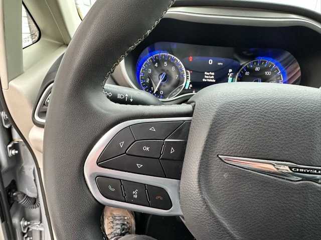 Thumbnail: 2023 Chrysler Pacifica - 9