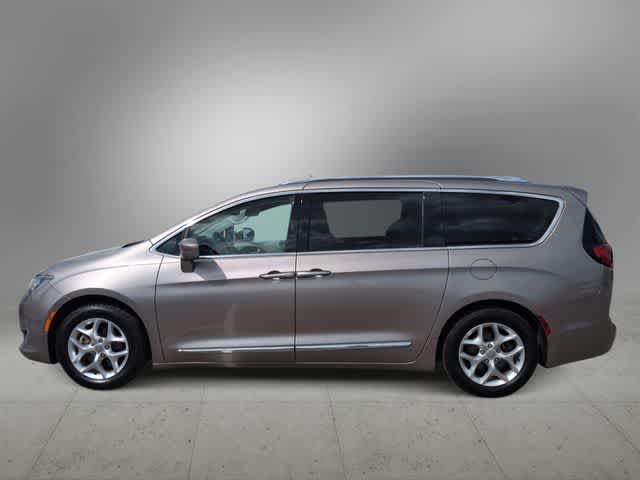 Thumbnail: 2018 Chrysler Pacifica - 5