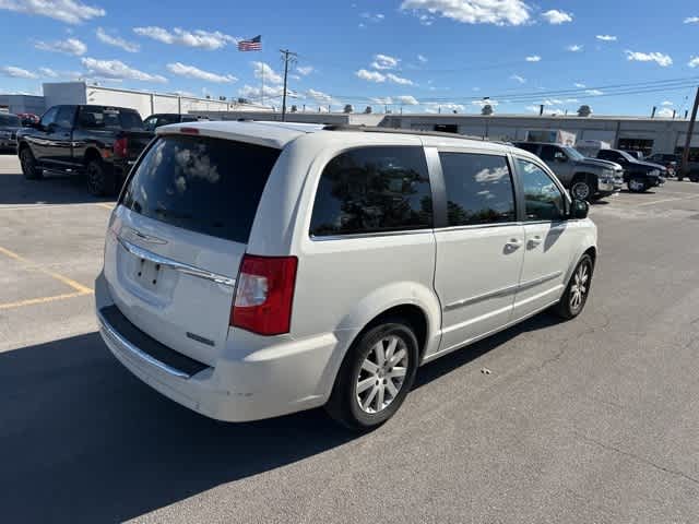 Thumbnail: 2012 Chrysler Town & Country - 15