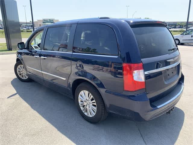 Thumbnail: 2014 Chrysler Town & Country - 11