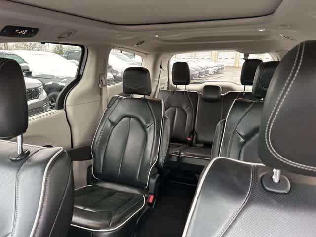 Thumbnail: 2022 Chrysler Pacifica - 4