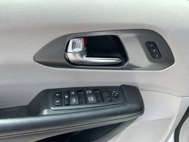 Thumbnail: 2022 Chrysler Pacifica - 11