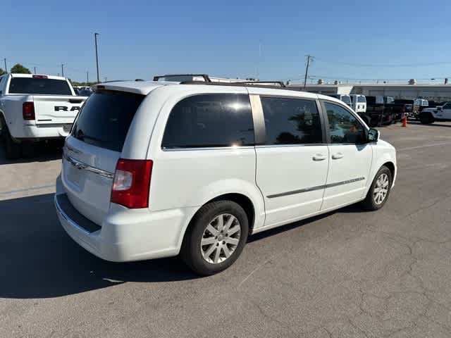 Thumbnail: 2016 Chrysler Town & Country - 27