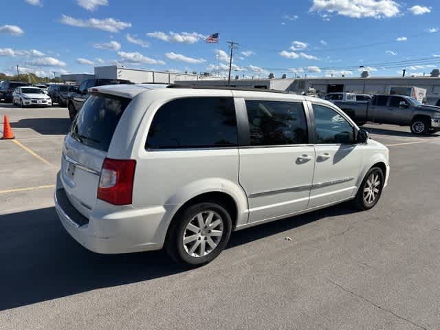 Thumbnail: 2012 Chrysler Town & Country - 17