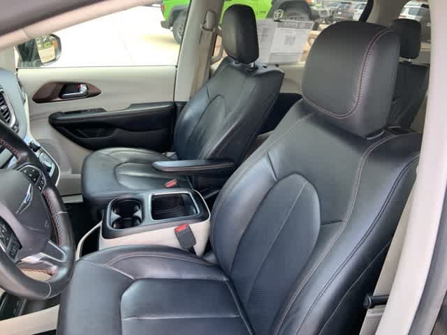 Thumbnail: 2019 Chrysler Pacifica - 4