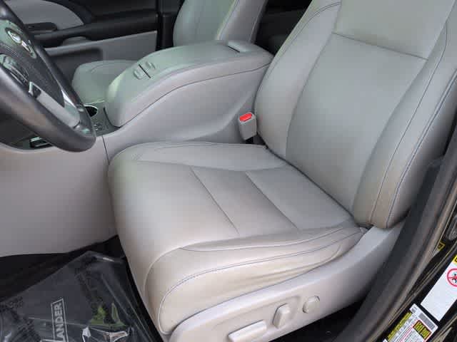 Thumbnail: 2018 Toyota Highlander - 16