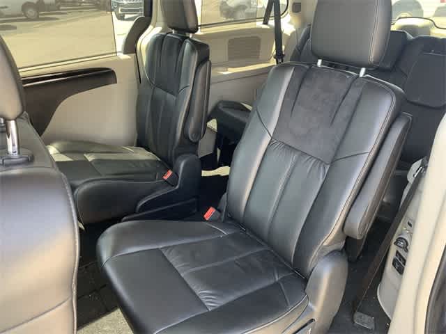 Thumbnail: 2014 Chrysler Town & Country - 18