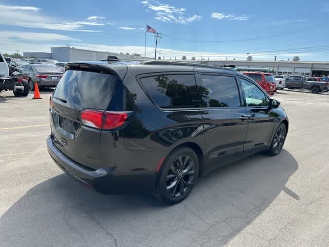 Thumbnail: 2018 Chrysler Pacifica - 21