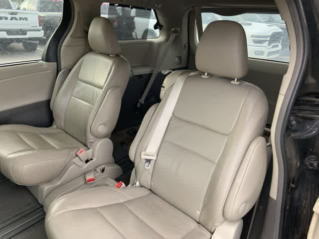 Thumbnail: 2016 Toyota Sienna - 9