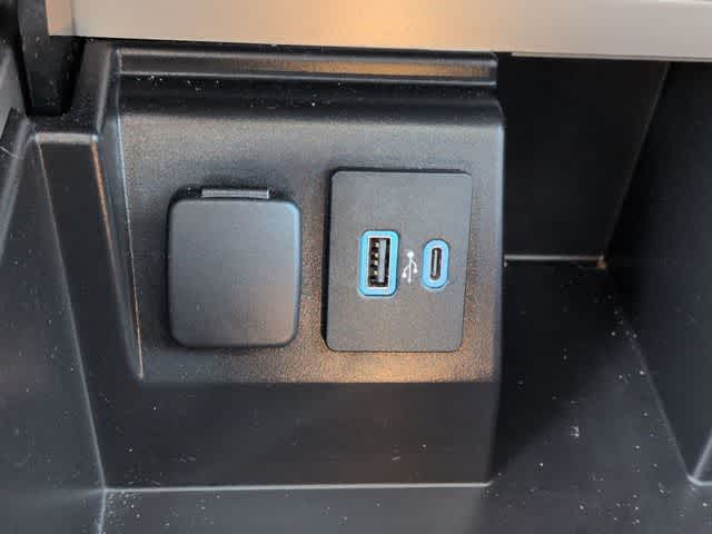 Thumbnail: 2021 Ford Explorer - 32