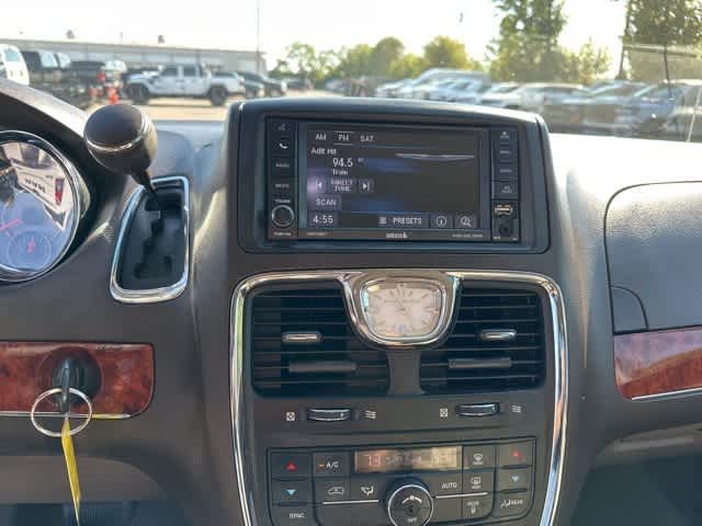 Thumbnail: 2016 Chrysler Town & Country - 7