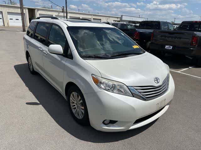 Thumbnail: 2017 Toyota Sienna - 18