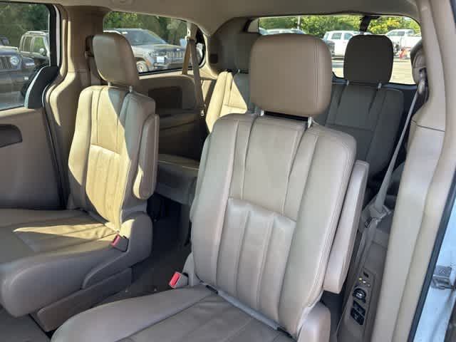 Thumbnail: 2016 Chrysler Town & Country - 12