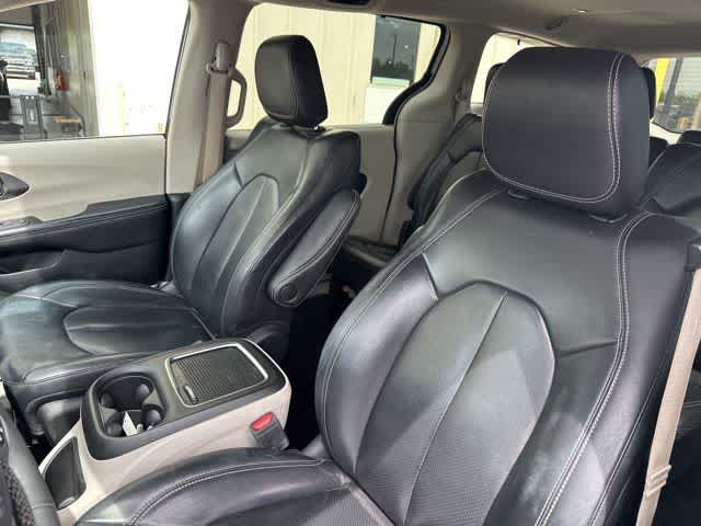 Thumbnail: 2022 Chrysler Pacifica - 4