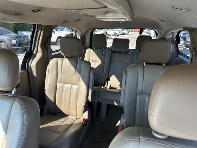 Thumbnail: 2016 Chrysler Town & Country - 4