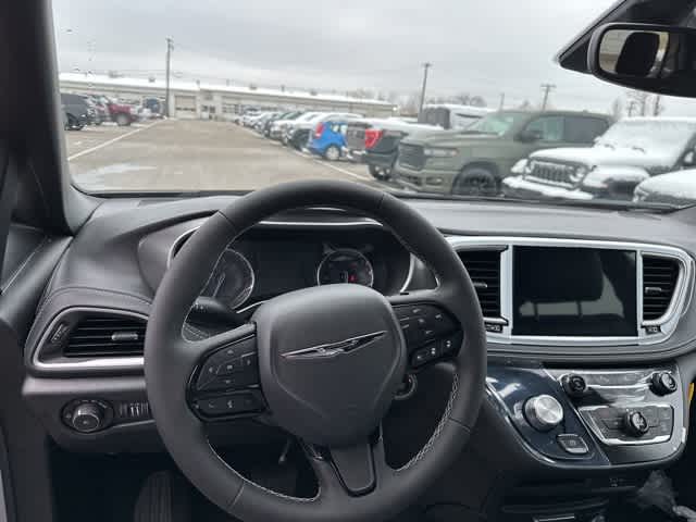 Thumbnail: 2026 Chrysler Pacifica - 3