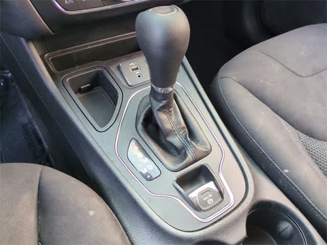 Thumbnail: 2019 Jeep Cherokee - 32