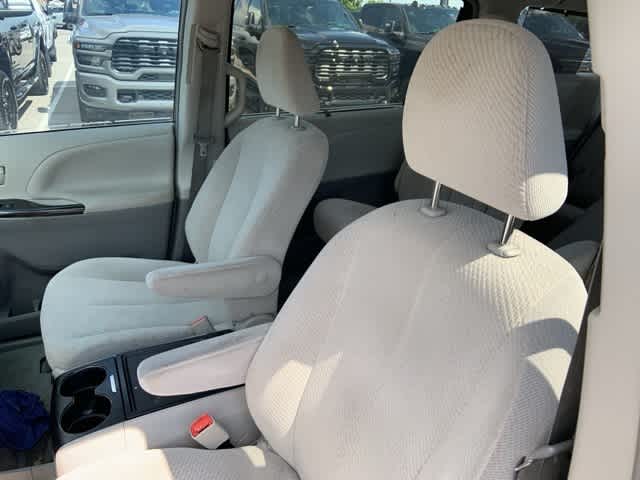 Thumbnail: 2014 Toyota Sienna - 3