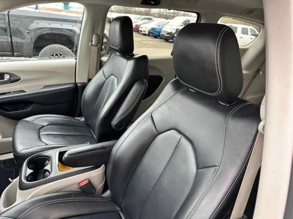 Certified 2023 Chrysler Pacifica Touring L Van